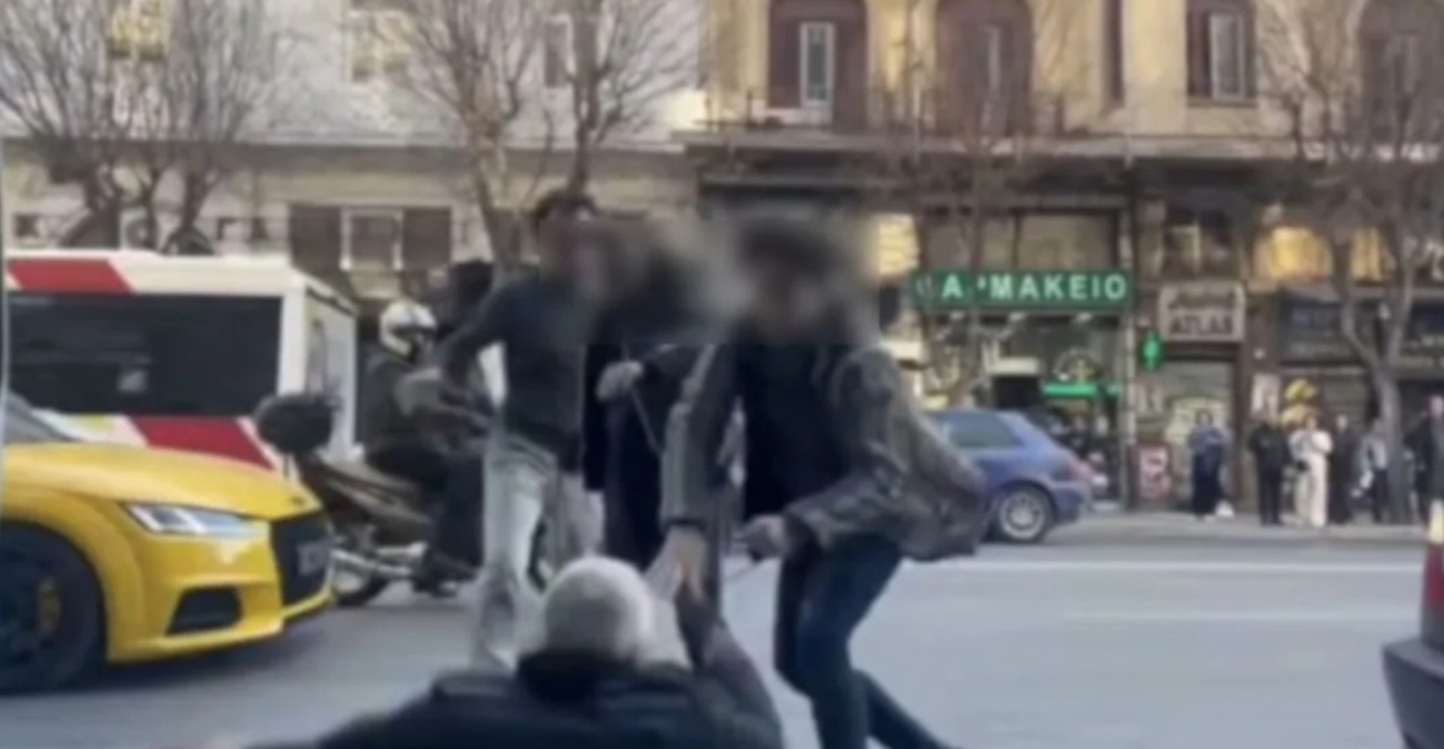 Οδηγός του ΟΑΣΘ βγήκε από το λεωφορείο και έπαιξε ξύλο με άλλον οδηγό που τον είχε μπλοκάρει, δείτε βίντεο 