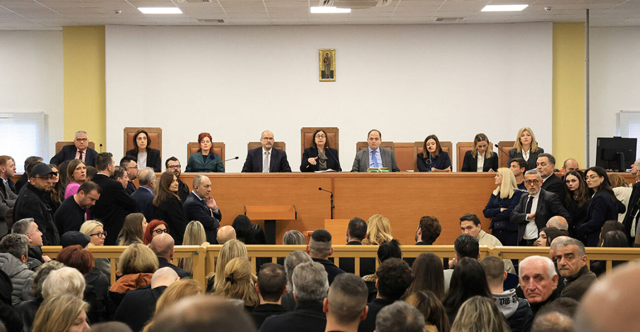 H δικαστική αίθουσα των Τεμπών που ζητείται να αλλάξει, έχει 450 θέσεις, είναι η μεγαλύτερη στη χώρα, λέει το υπουργείο Δικαιοσύνης 