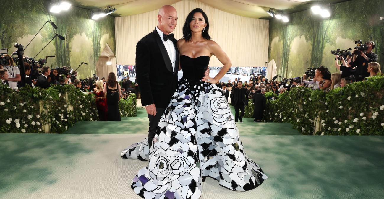 Πώς Μπέζος και Σάντσεθ μετέτρεψαν το Met Gala σε πεδίο μάχης ανάμεσα στην ελίτ της μόδας και τους tech billionaires