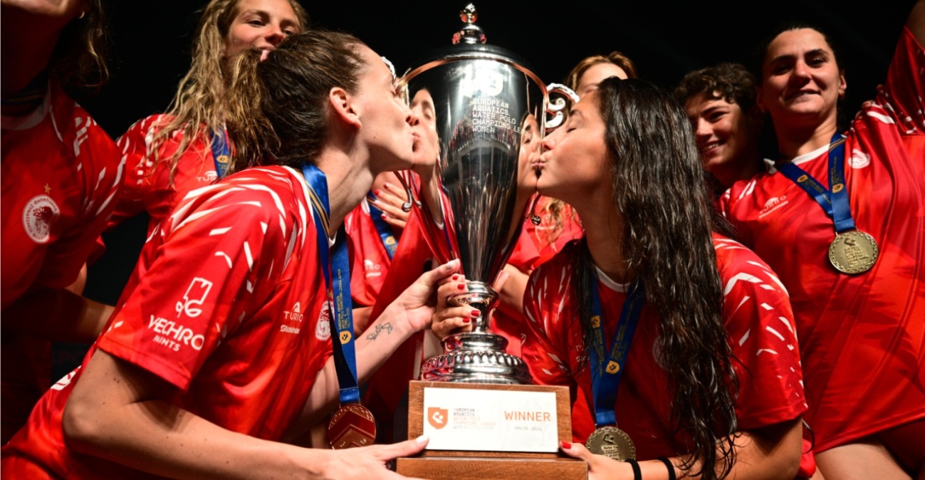 Νύχτα αποθέωσης μετά το τέταρτο Champions League του Ολυμπιακού: Φιλιά στην κούπα και πανηγυρισμοί μέχρι το πρωί, δείτε βίντεο και φωτογραφίες