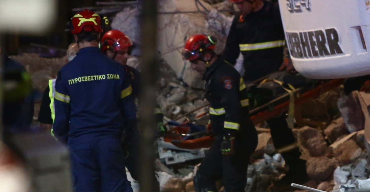 Έκρηξη στην Πλάκα: Ανασύρθηκε νεκρή από τον πρώτο όροφο, συνεχίζονται οι έρευνες για τους άλλους 5 αγνοούμενους, δείτε βίντεο