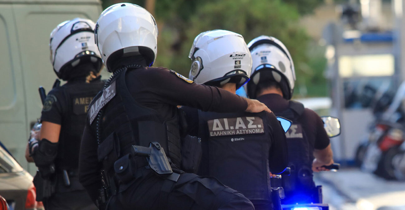 Ρομά εισέβαλε σε σπίτι 72χρονου στα Μέγαρα, τον βασάνισε με σίδερο και φαλτσέτα για να πάρει 5.000 ευρώ, το θύμα κατέληξε μήνες μετά