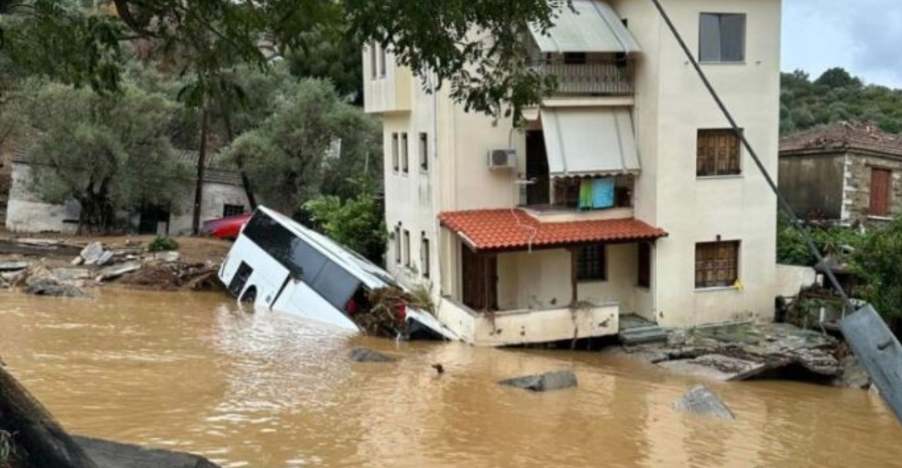 Κακοκαιρία Daniel - Μαγνησία: Σπίτι στο Πήλιο «στηρίζεται» σε λεωφορείο - Δείτε φωτογραφίες με τον πλημμυρισμένο Βόλο από ψηλά
