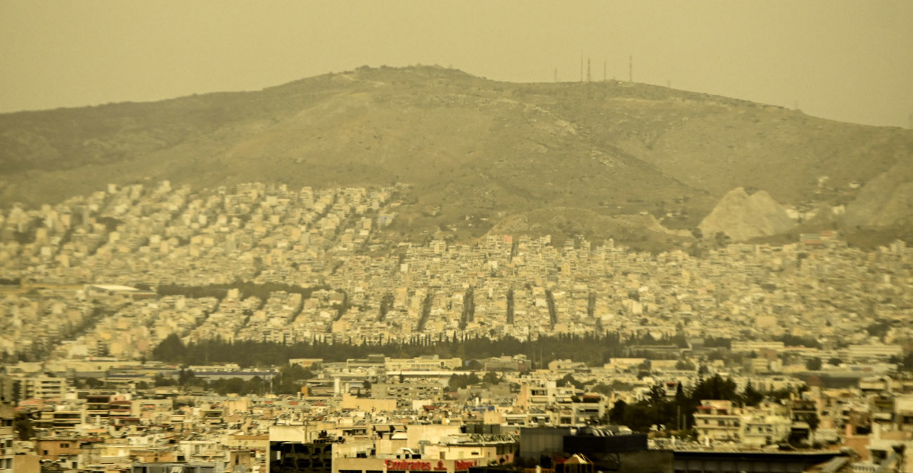 Αποπνικτική ατμόσφαιρα από την αφρικανική σκόνη στην Αθήνα - Πώς επηρεάζει το αναπνευστικό και την καρδιά
