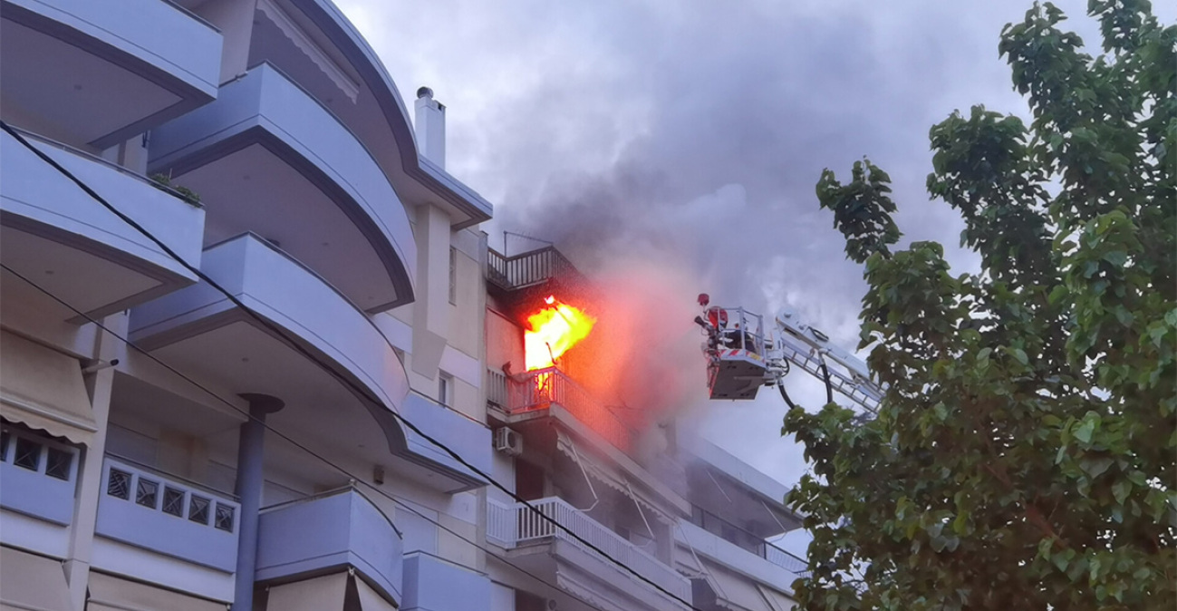 Βίντεο: Τραγωδία σε διαμέρισμα στην Αγία Παρασκευή - Γυναίκα βρέθηκε απανθρακωμένη έπειτα από πυρκαγιά