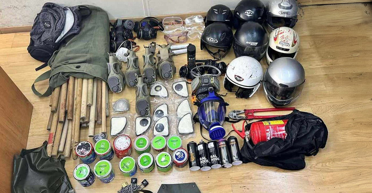 Αντιασφυξιογόνες μάσκες, κόφτη και στυλιάρια βρήκαν οι αστυνομικοί στην κατάληψη του κυλικείου της Νομικής
