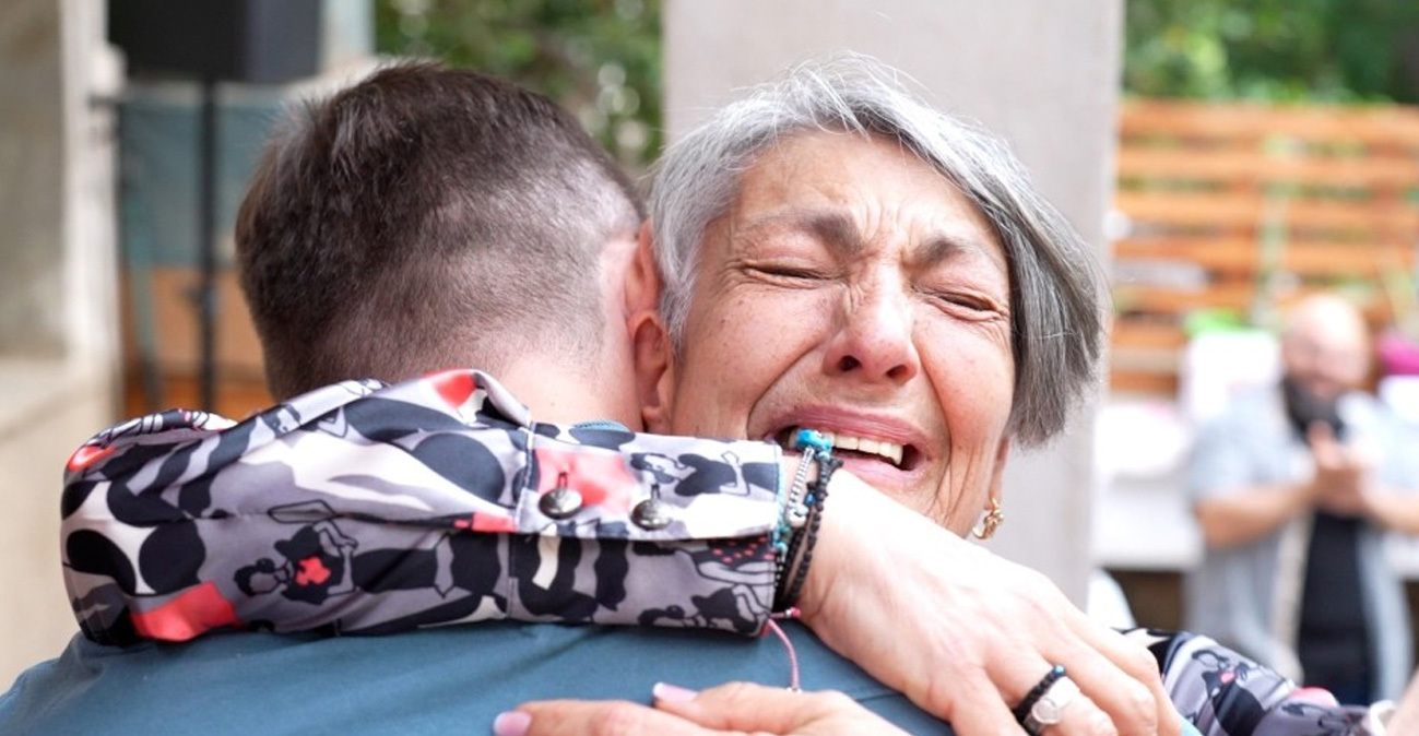 Δείτε βίντεο: Η στιγμή που γυναίκα από τη Χίο χάνεται στην αγκαλιά του ανθρώπου που της έσωσε τη ζωή με δωρεά μυελού των οστών