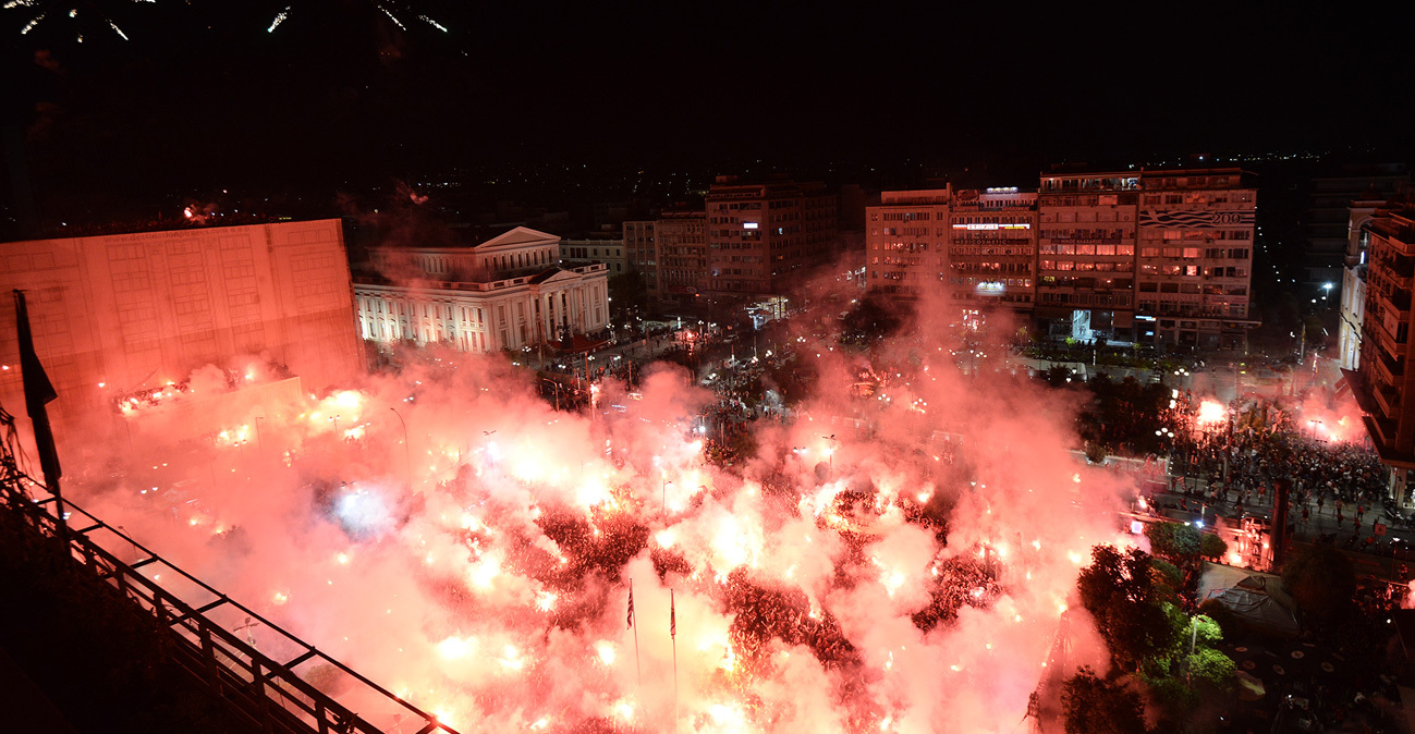 Φλέγεται ο Πειραιάς, η γιορτή ξεκίνησε - Δείτε φωτογραφίες και βίντεο