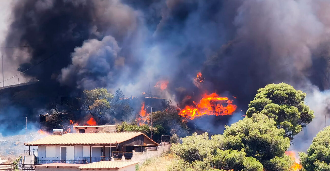 Μεγάλη φωτιά στην Κερατέα - Κάηκαν σπίτια, εκκενώθηκαν 6 οικισμοί - Δείτε βίντεο