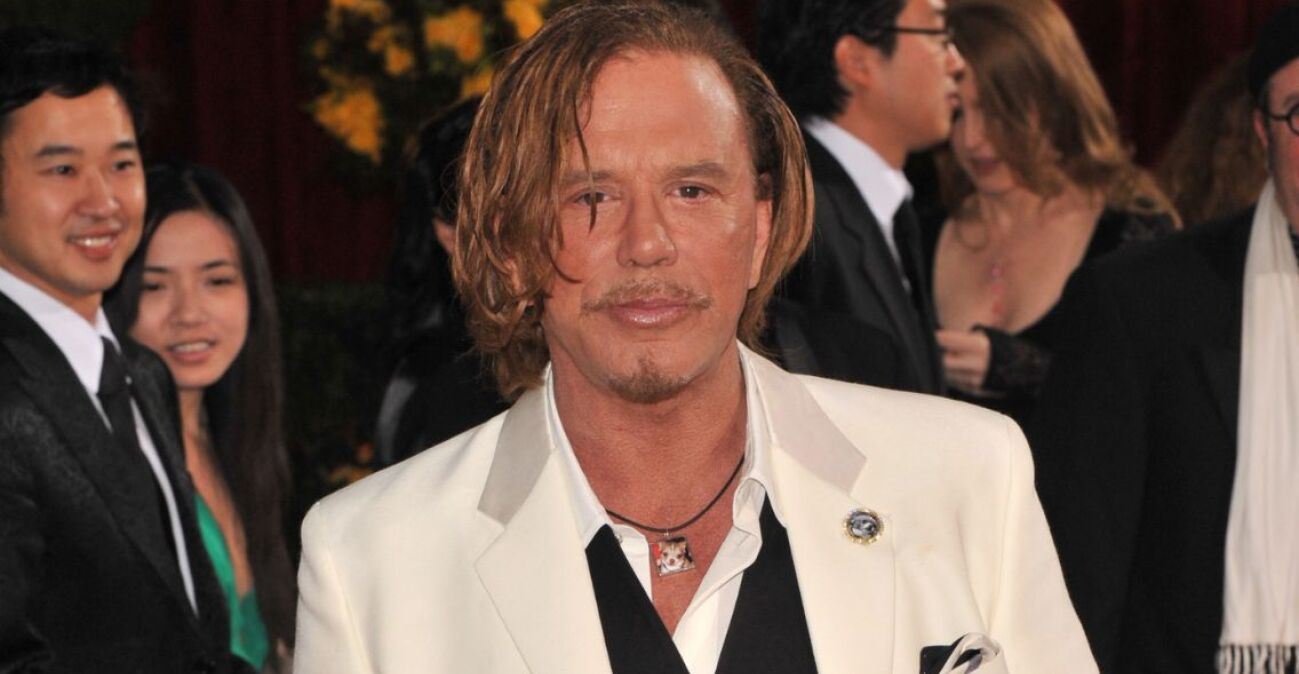 Ο Μίκι Ρουρκ αναζητά εργασία για να καλύψει το κόστος επέμβασης του σκύλου του