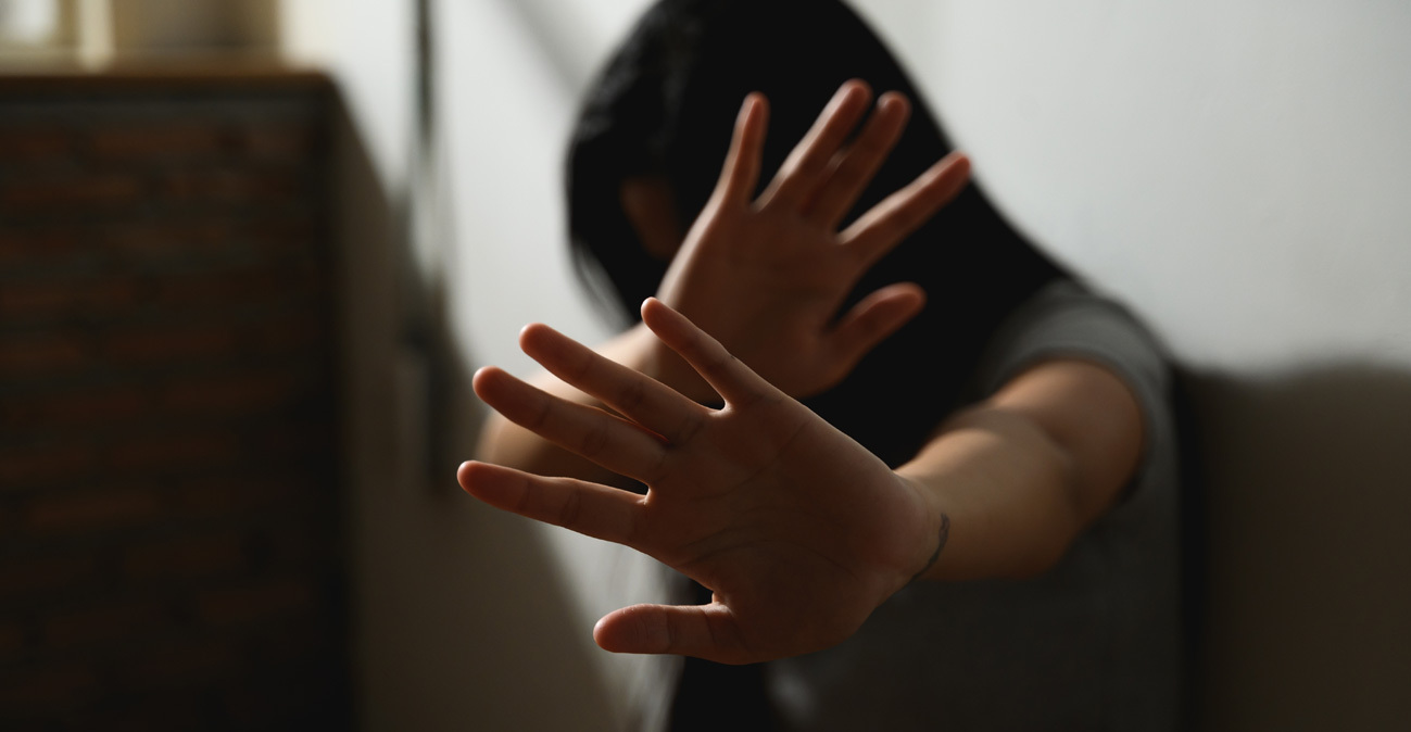 Εφιάλτης για 17χρονη στη Βρετανία: Αφγανός την προσέγγισε μέσω εφαρμογής και μαζί με ομοεθνείς του τη βίασαν κατ' εξακολούθηση 