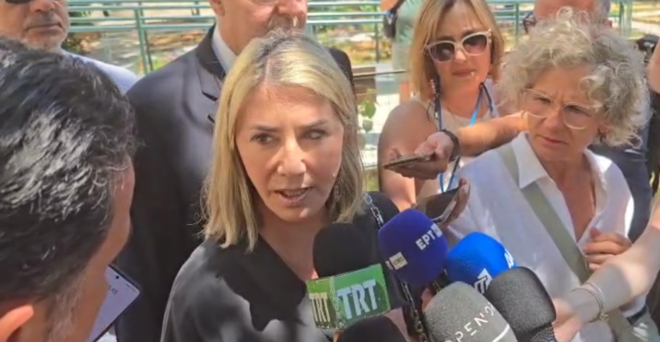 «Μου είπε ότι αν φύγω από το υπουργείο και δεν του δώσω λεφτά θα με αποδομήσει», κατέθεσε η Ζέττα Μακρή στη δίκη του δημοσιογράφου που κατηγορείται για τον εκβιασμό της