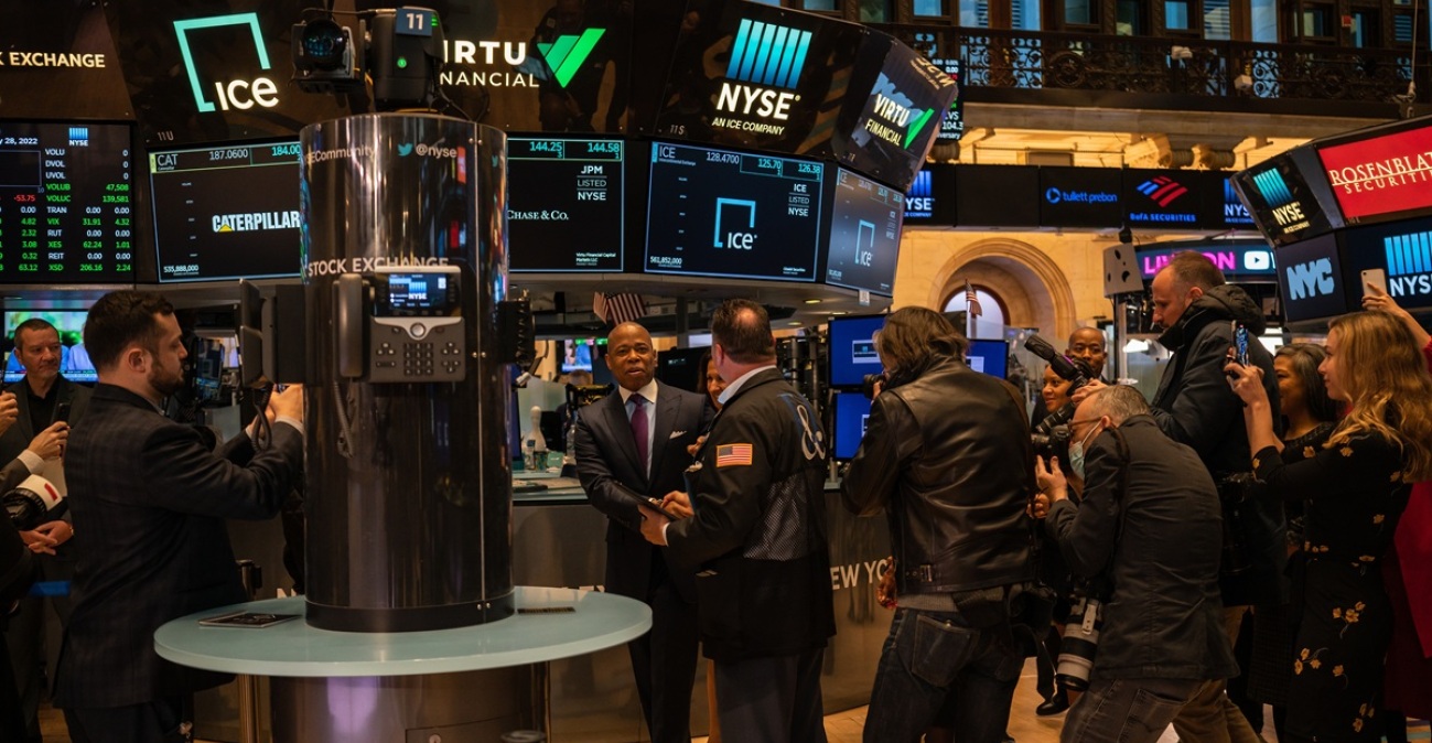 Wall Street: Για πρώτη φορά πάνω από τις 49.000 μονάδες ο Dow Jones, νέο ρεκόρ για τον S&P 500
