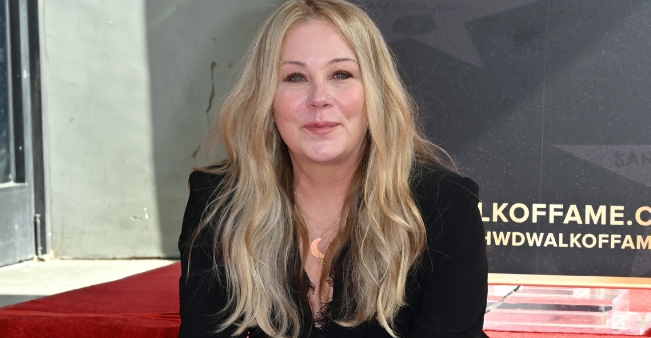 Η Κριστίνα Άπλγκεϊτ στο νέο της βιβλίο μιλά για τη σκλήρυνση κατά πλάκας, τις κακοποιητικές σχέσεις και την παιδική της ηλικία