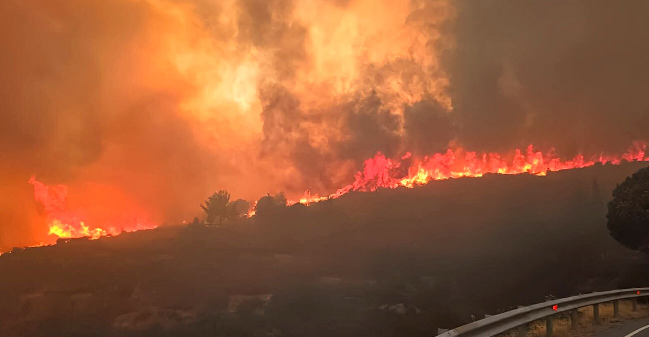 Μαίνεται η πύρινη λαίλαπα στην Κύπρο - Δύο άνθρωποι κάηκαν ζωντανοί στην προσπάθειά τους να διαφύγουν με το αυτοκίνητο
