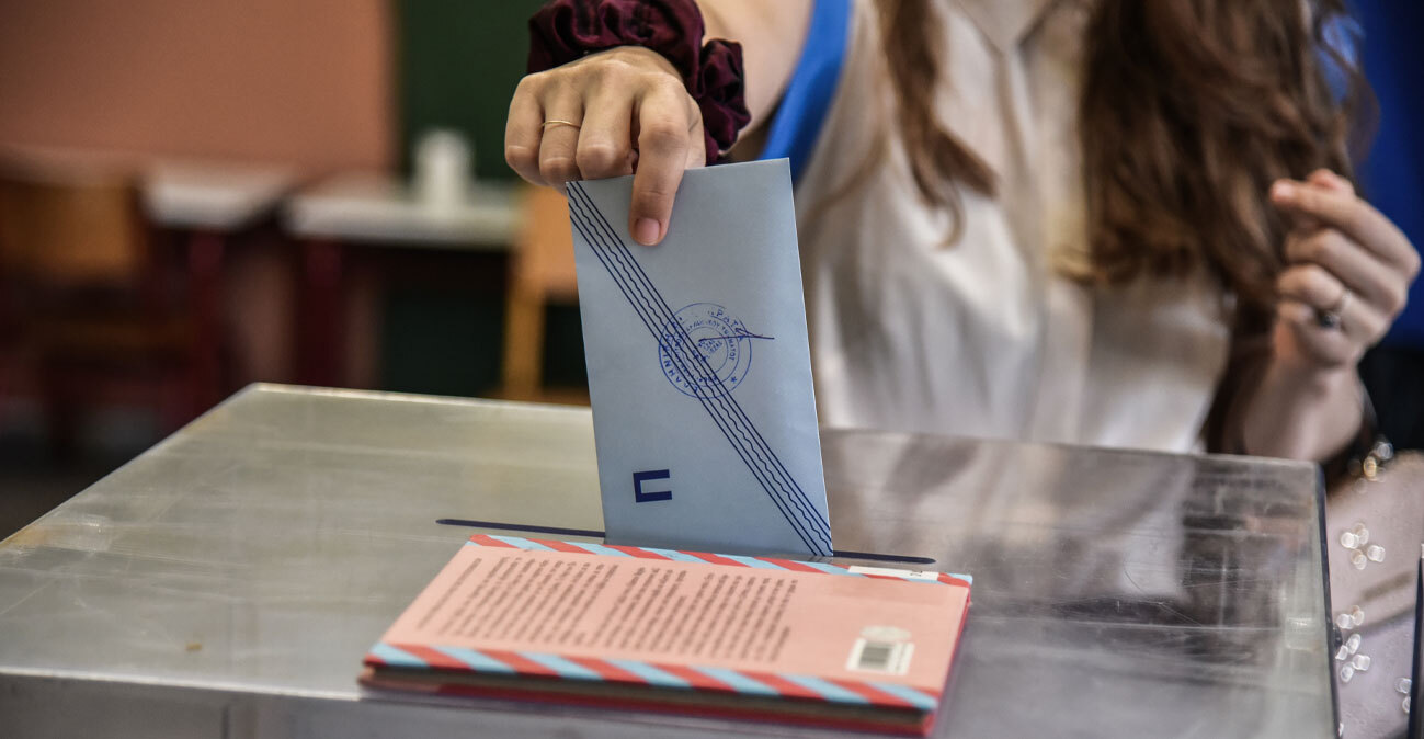 Metron Analysis: Στο 28,5% η ΝΔ,  δεύτερη η ΕΛ.Α.Σ. με 15,2%, το ΠΑΣΟΚ με 11,2% στην τρίτη θέση, έχασε σχεδόν 4 μονάδες