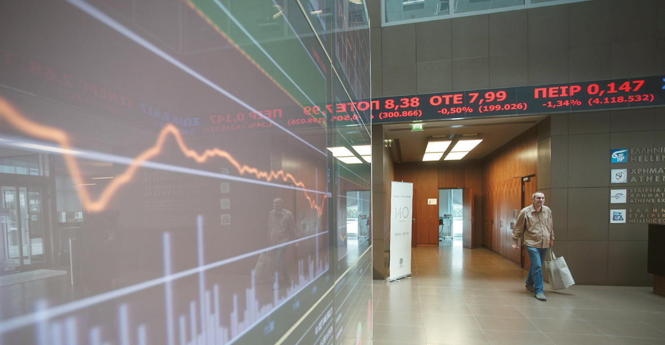 Χρηματιστήριο Αθηνών: Απώλειες άνω του 1% μετά το νέο εμπορικό μέτωπο ΗΠΑ - Ευρώπης