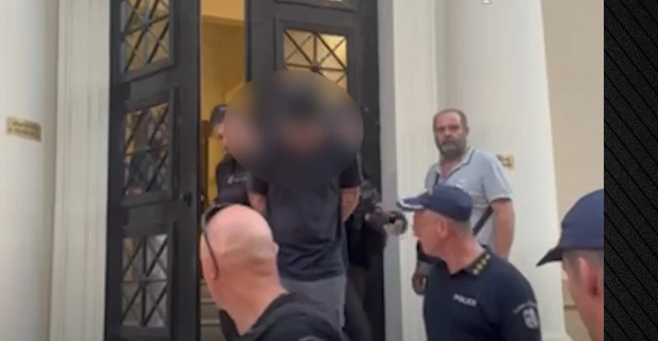 «Μπράβο, λεβέντη μου»... Χειροκροτήματα από την οικογένεια και τους φίλους του για τον 25χρονο που κατηγορείται για τη φωτιά στο Γηροκομείο Πάτρας