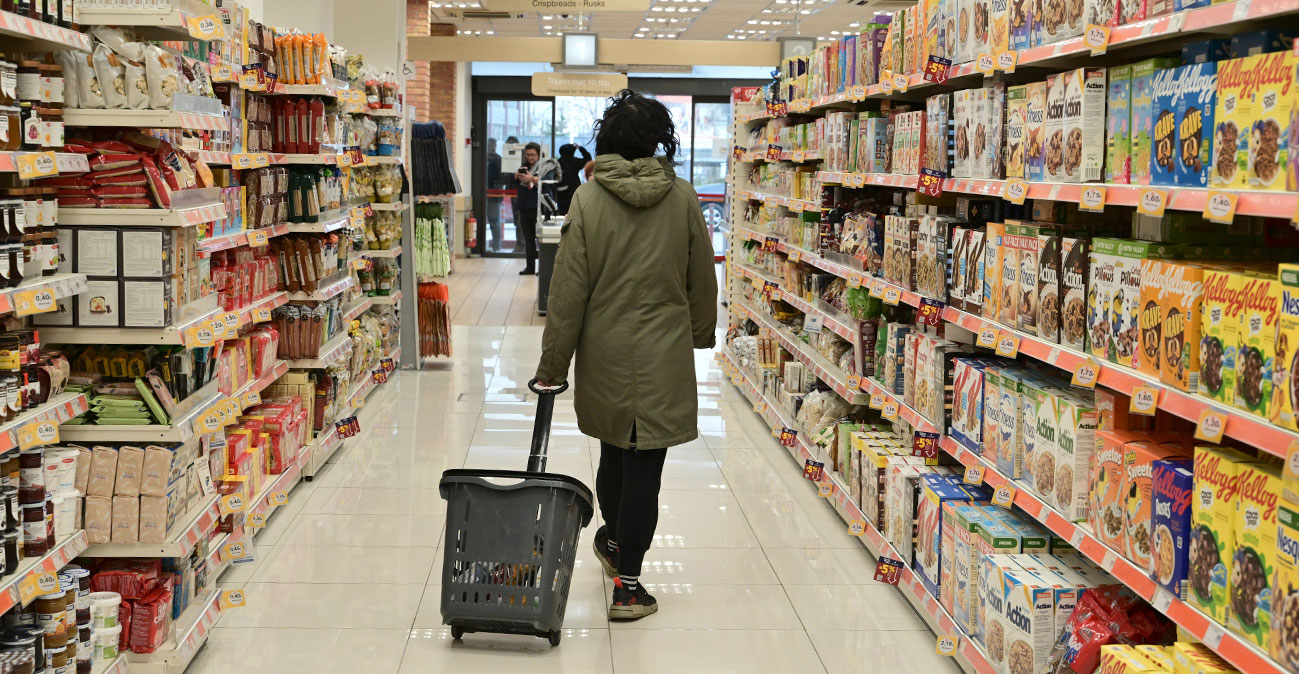 Υποχρεωτική σήμανση σε προϊόντα με μειωμένη ποσότητα και ψηφιακές καταγγελίες αλλάζουν τους ελέγχους στην αγορά