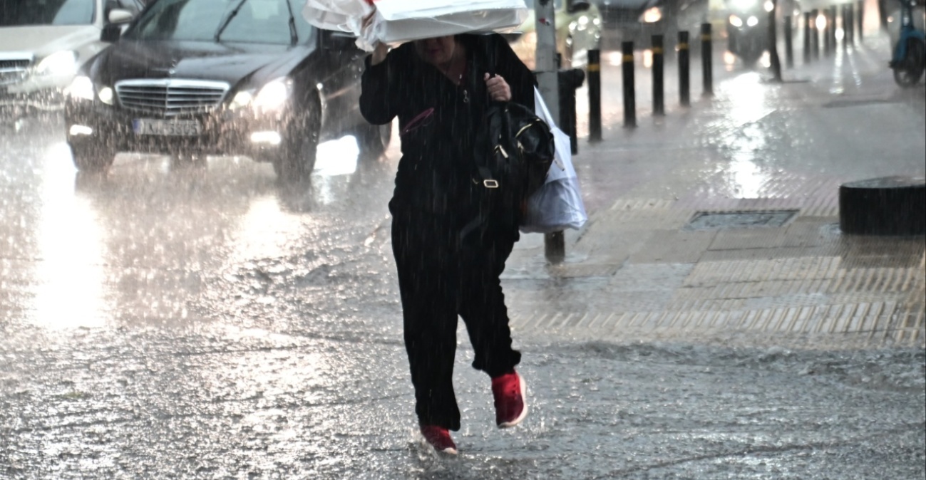 Κακοκαιρία 48ωρου με ισχυρές βροχές, καταιγίδες και χιόνια: Μηνύματα 112, απαγορευτικό απόπλου και Red Code σε πολλές περιοχές 