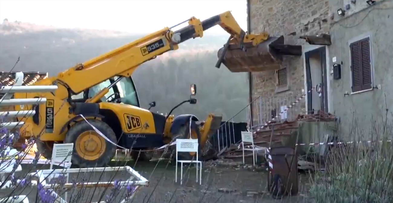 Απίστευτη υπόθεση στην Ιταλία: Αθωώθηκε για τη δολοφονία του γείτονά του γιατί εκείνος πήγε με εκσκαφέα να του γκρεμίσει το σπίτι