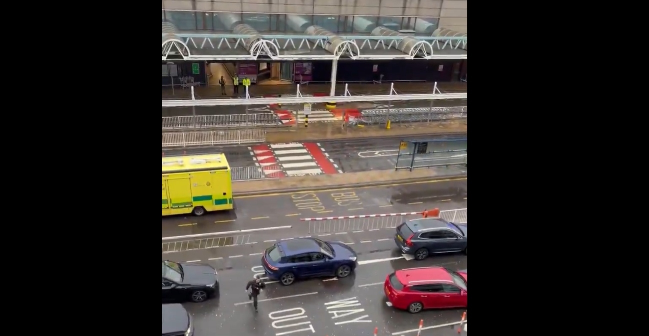 Ένοπλοι αστυνομικοί εισέβαλαν στο Χίθροου: Διακοπή δρομολογίων στα τρένα, συλλήψεις και δακρυγόνα