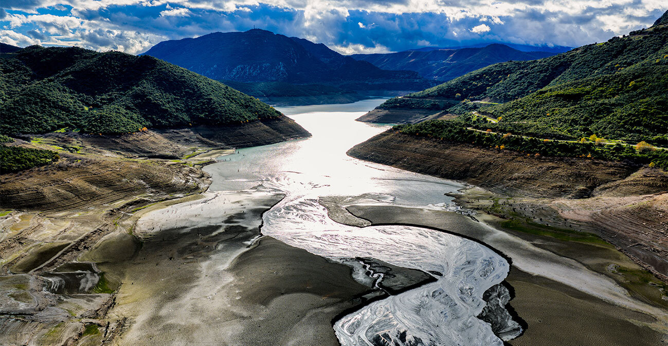 «Στεγνώνει» ο Μόρνος παρά τις έντονες βροχοπτώσεις, δείτε φωτογραφίες
