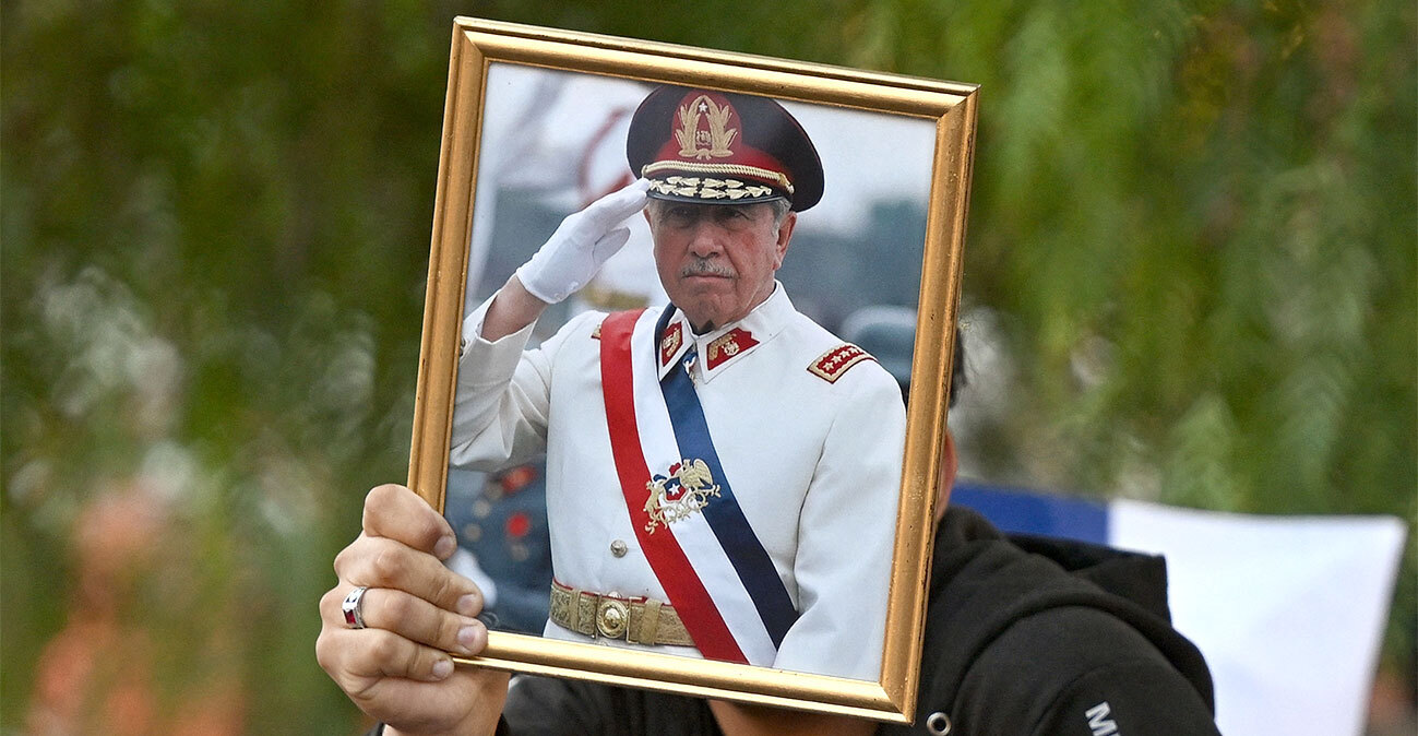 Χιλή: Κραδαίνοντας πορτρέτα του Πινοσέτ πανηγύρισαν οι οπαδοί του ακροδεξιού Καστ για την εκλογή του στην προεδρία