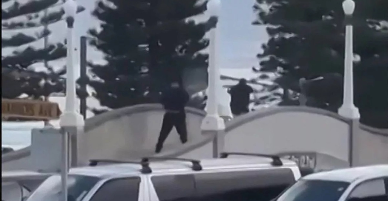 Βίντεο: Ήρωας αστυνομικός πυροβολεί από απόσταση 40 μέτρων και σκοτώνει έναν από τους τρομοκράτες του Σίδνεϊ