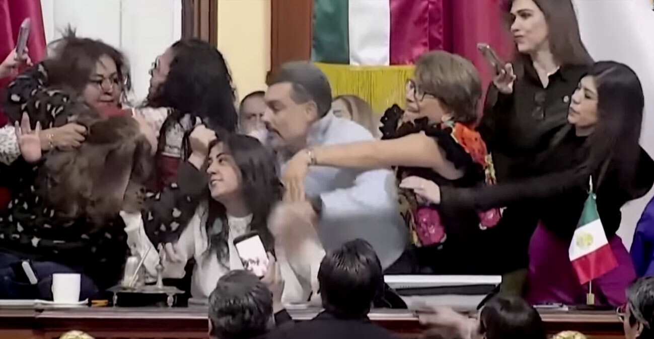 Βουλευτές πιάστηκαν στα χέρια στο Μεξικό: Σπρωξιές και μαλλιοτραβήγματα στο Κογκρέσο, δείτε βίντεο
