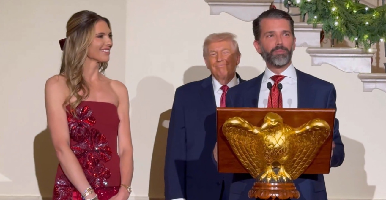 Με τη Μπετίνα Άντερσον, μέλος της κοσμικής κοινωνίας του Παλμ Μπιτς, αρραβωνιάστηκε ο Ντόναλντ Τραμπ Τζούνιορ 