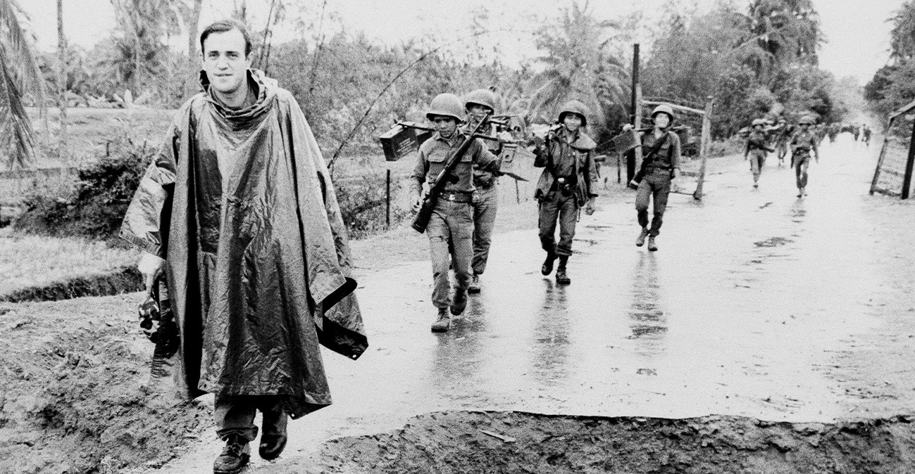 Πίτερ Αρνέτ: Ο άνθρωπος που μίλησε με Σαντάμ και Μπιν Λάντεν, έκανε ρεπορτάζ ενώ γύρω του «σφύριζαν» οι βόμβες και κολύμπησε με το χειρόγραφό του στα δόντια 