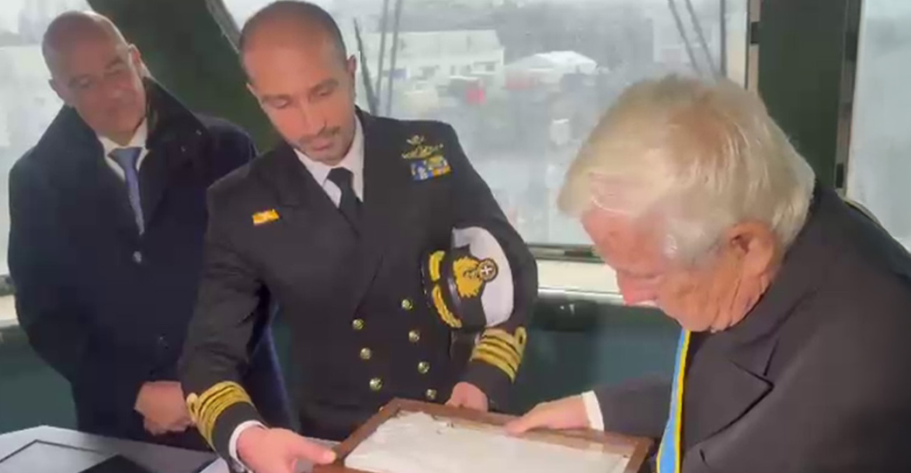 Το αυθεντικό «διπαράλληλον» του ναυάρχου Κουντουριώτη δώρισε στον κυβερνήτη του Κίμωνα ο Πάνος Λασκαρίδης, δείτε βίντεο