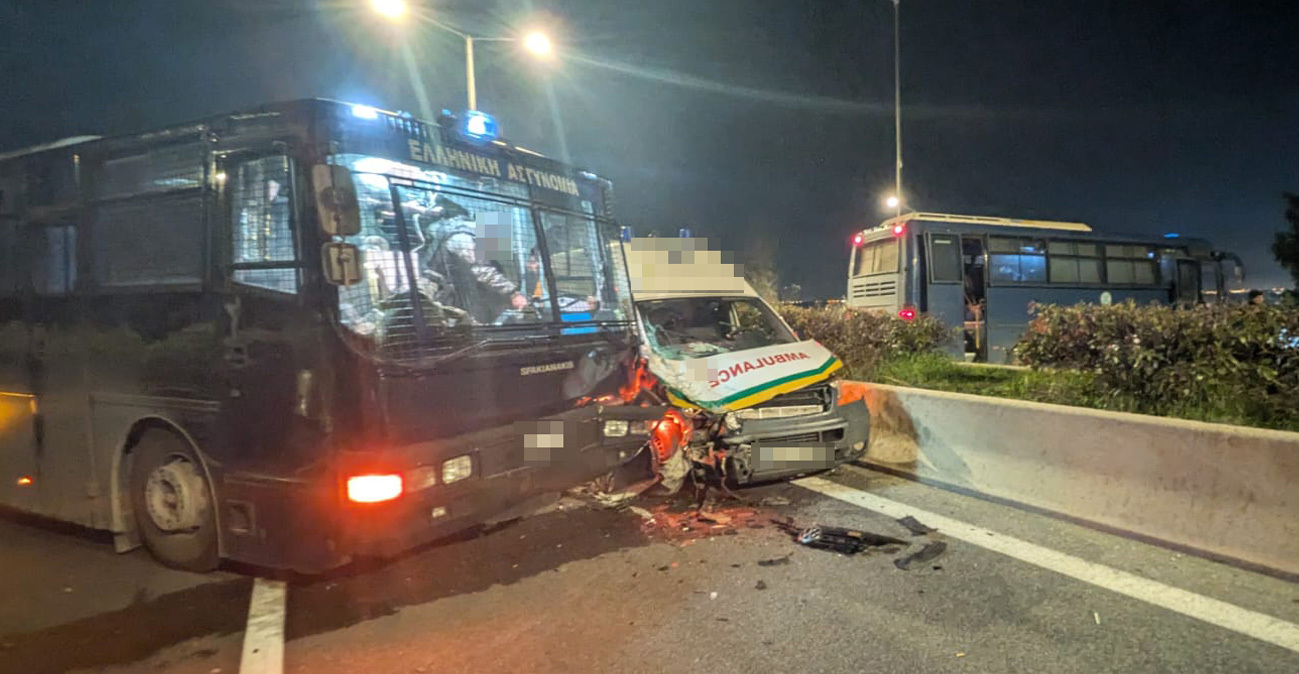 Σοβαρό ατύχημα στον Πλατύκαμπο Λάρισας: Ασθενοφόρο έπεσε πάνω σε κλούβα της Αστυνομίας, δείτε φωτογραφίες