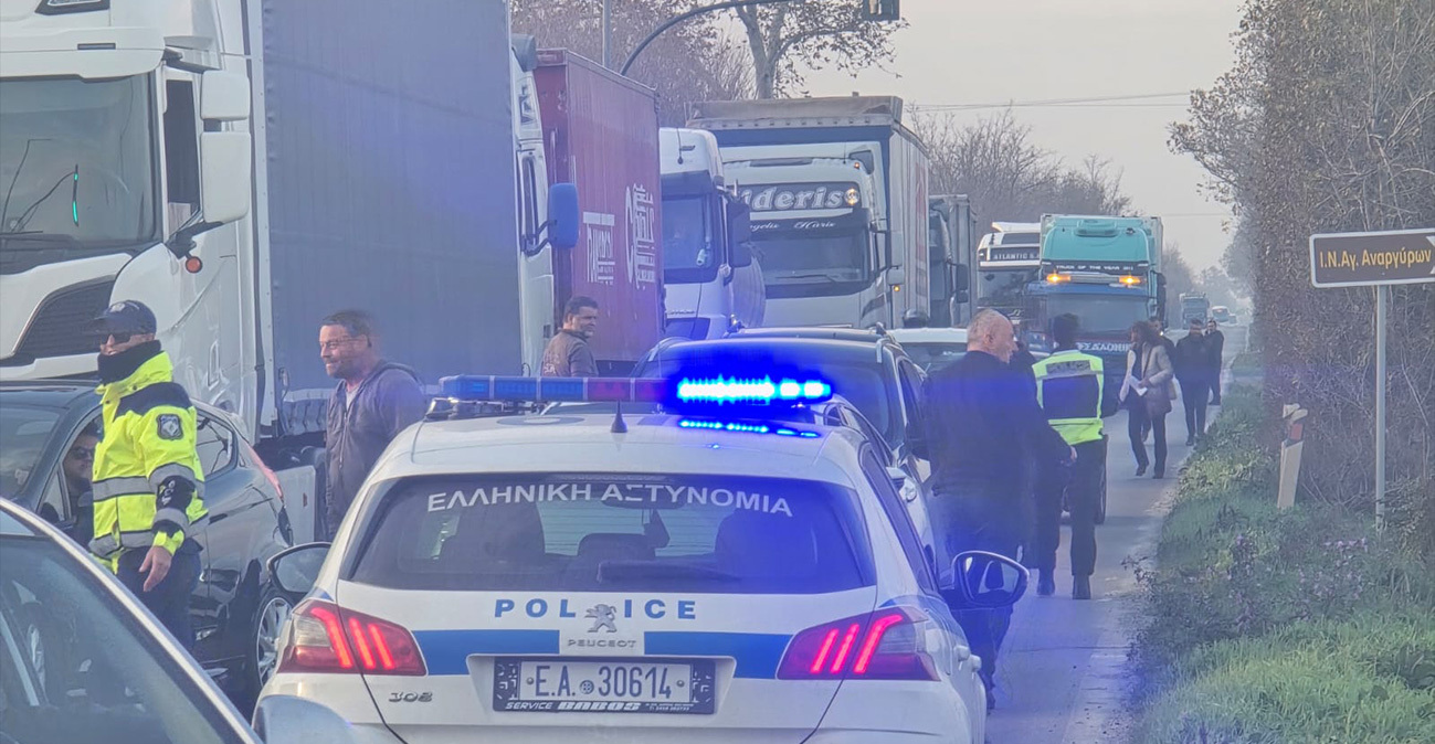 Έκλεισε η γέφυρα της Χαλκίδας, οι αγρότες έκλεισαν και παραδρόμους της Εθνικής Οδού, δείτε βίντεο