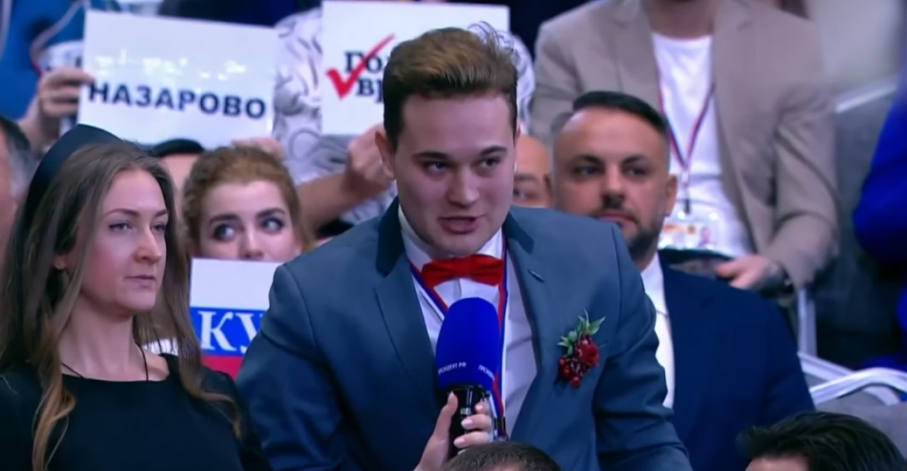 Δημοσιογράφος έκανε πρόταση γάμου στην κοπέλα του κατά τη μαραθώνια συνέντευξη Τύπου του Πούτιν, δείτε βίντεο