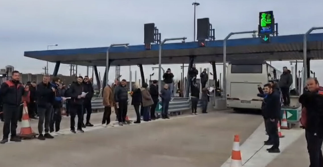 Οι αγρότες σηκώνουν τις μπάρες σε διόδια - Δείτε βίντεο από τους Σοφάδες στην Καρδίτσα
