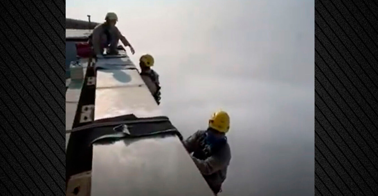 Κρεμασμένοι στα 828 μέτρα: Εργάτες από το Νεπάλ καθαρίζουν το ψηλότερο κτίριο του κόσμου στο Ντουμπάι σε βίντεο που κόβει την ανάσα
