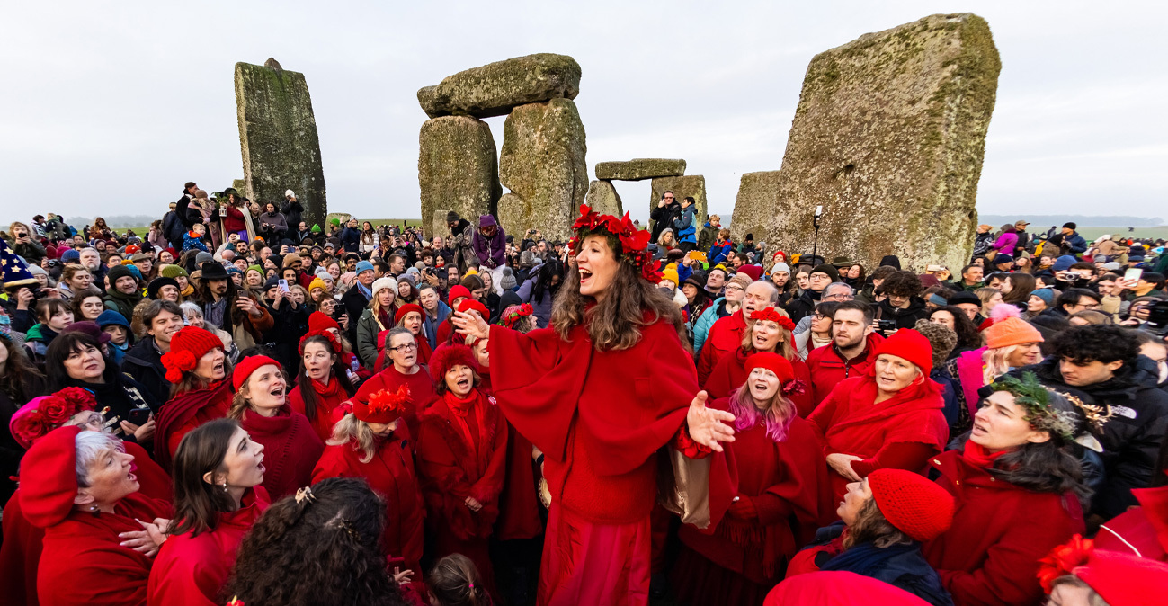 Ξεκίνησε η πιο μεγάλη νύχτα του χρόνου: 9 ώρες και 32 λεπτά κράτησε η μέρα στην Αθήνα, ο συμβολισμός του χειμερινού ηλιοστασίου και το Στόουνχετζ