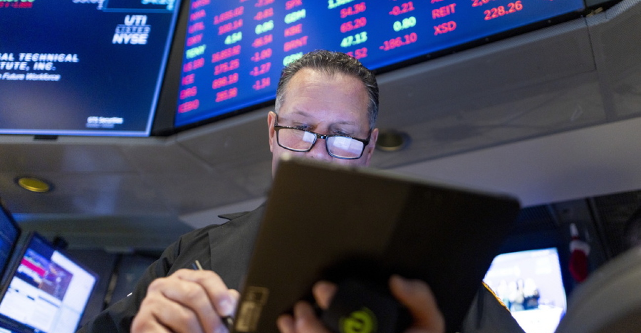 Wall Street: Νέο ιστορικό ρεκόρ για τον S&P 500 με το βλέμμα στο Santa Claus rally