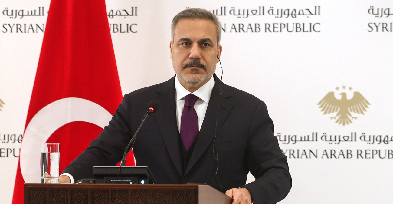 Απρόοπτο σε συνέντευξη τύπου του Φιντάν στη Συρία: Διέκοψαν άρον-άρον τις δηλώσεις του, συγγνώμη ζήτησε η Δαμασκός