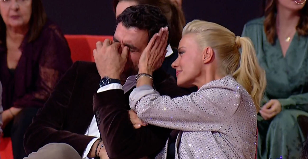 Ο κακός του Παρά Πέντε λύγισε στο reunion και το Twitter συγκινήθηκε: «Έχει πλαντάξει, πρέπει να είναι πολύ ευαίσθητη ψυχή»