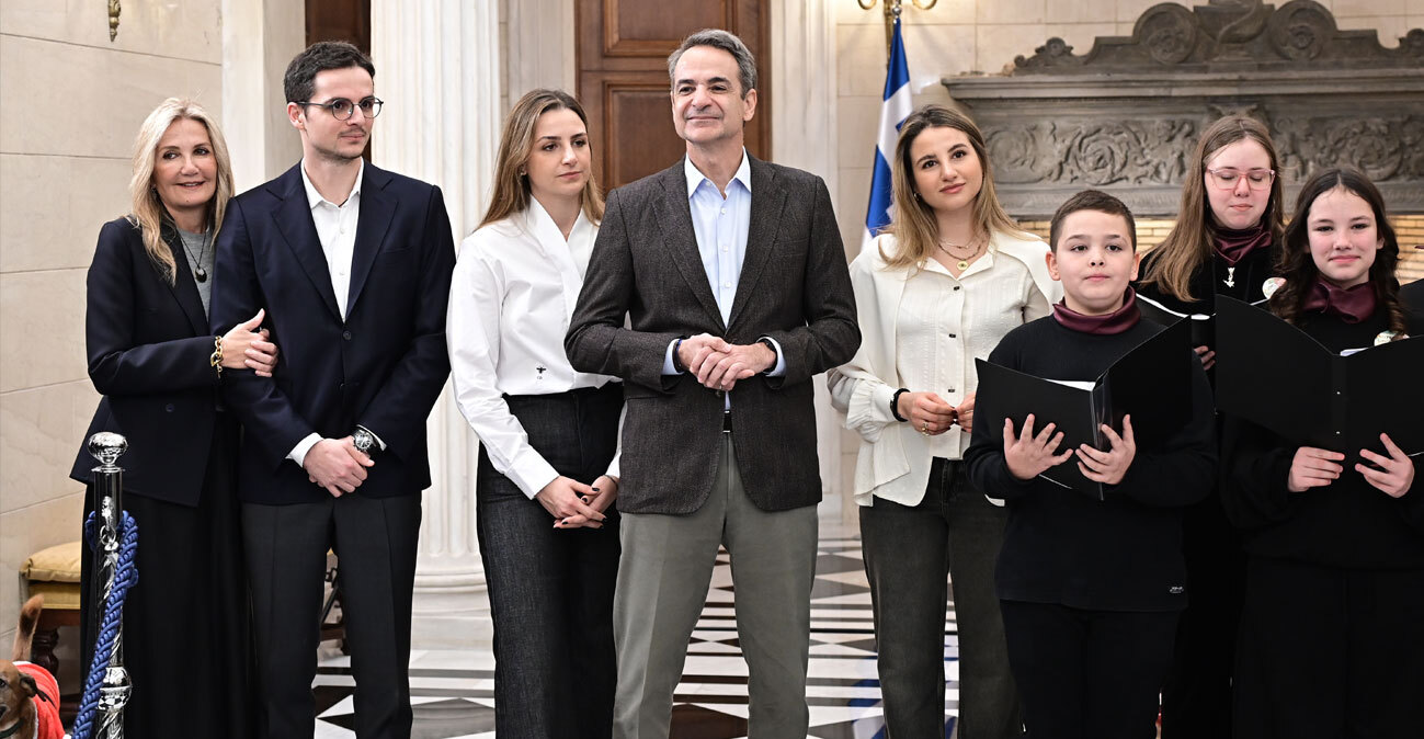 Τα χριστουγεννιάτικα κάλαντα στον Μητσοτάκη από μαθητές και πολιτιστικό Σύλλογο, ντυμένος «Άγιος Βασίλης» ο Πίνατ 