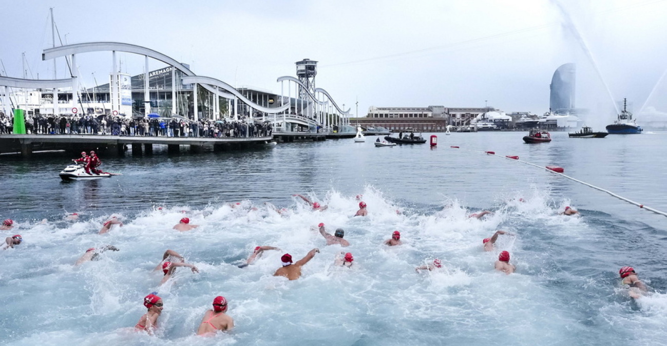 «Κύπελλο Χριστουγέννων»: Δεκάδες άνθρωποι συμμετείχαν στον παλαιότερο αγώνα κολύμβησης στην Ισπανία, δείτε φωτογραφίες