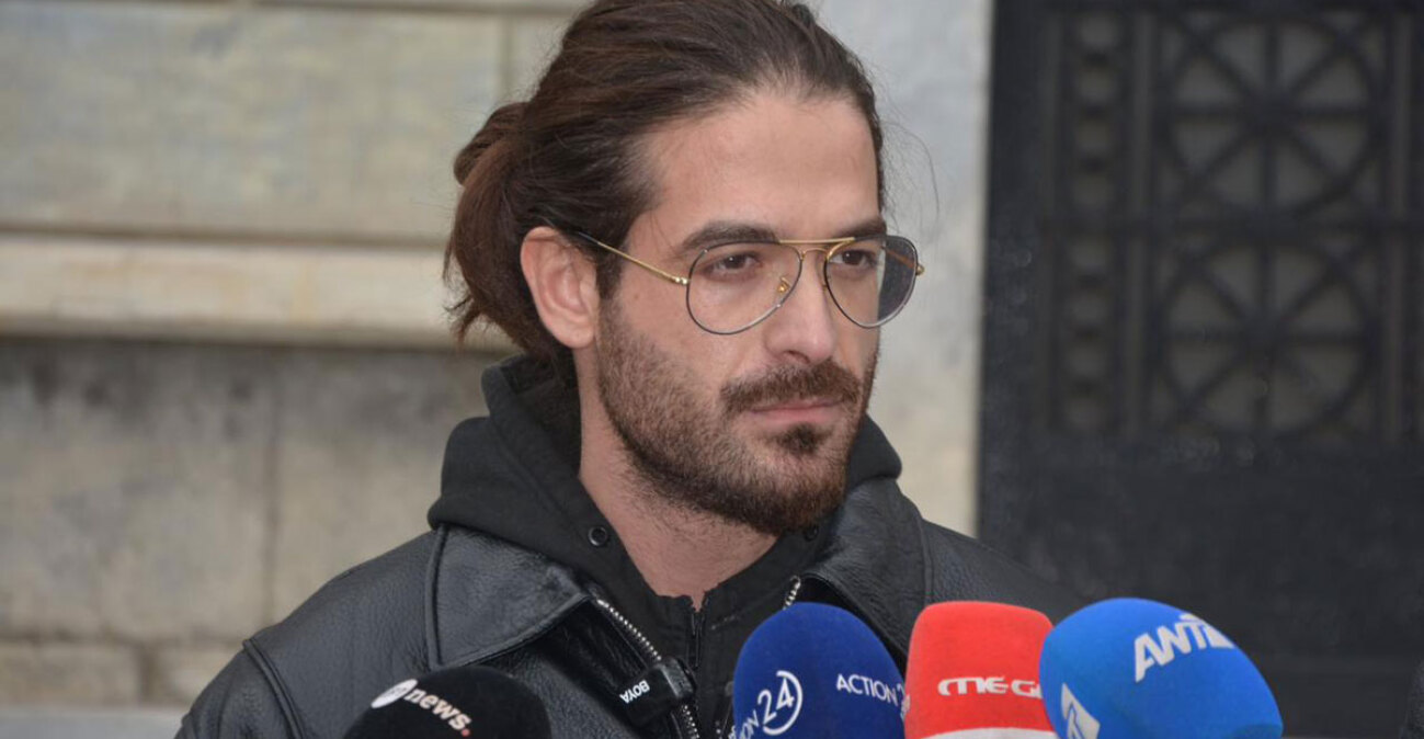 Ελεύθερος ο Μουγκοπέτρος μετά τη μήνυση της συζύγου του για ενδοοικογενειακή απειλή: «Σεβόμενος τα παιδιά μου δεν θα πω τίποτα για τη μητέρα τους» είπε