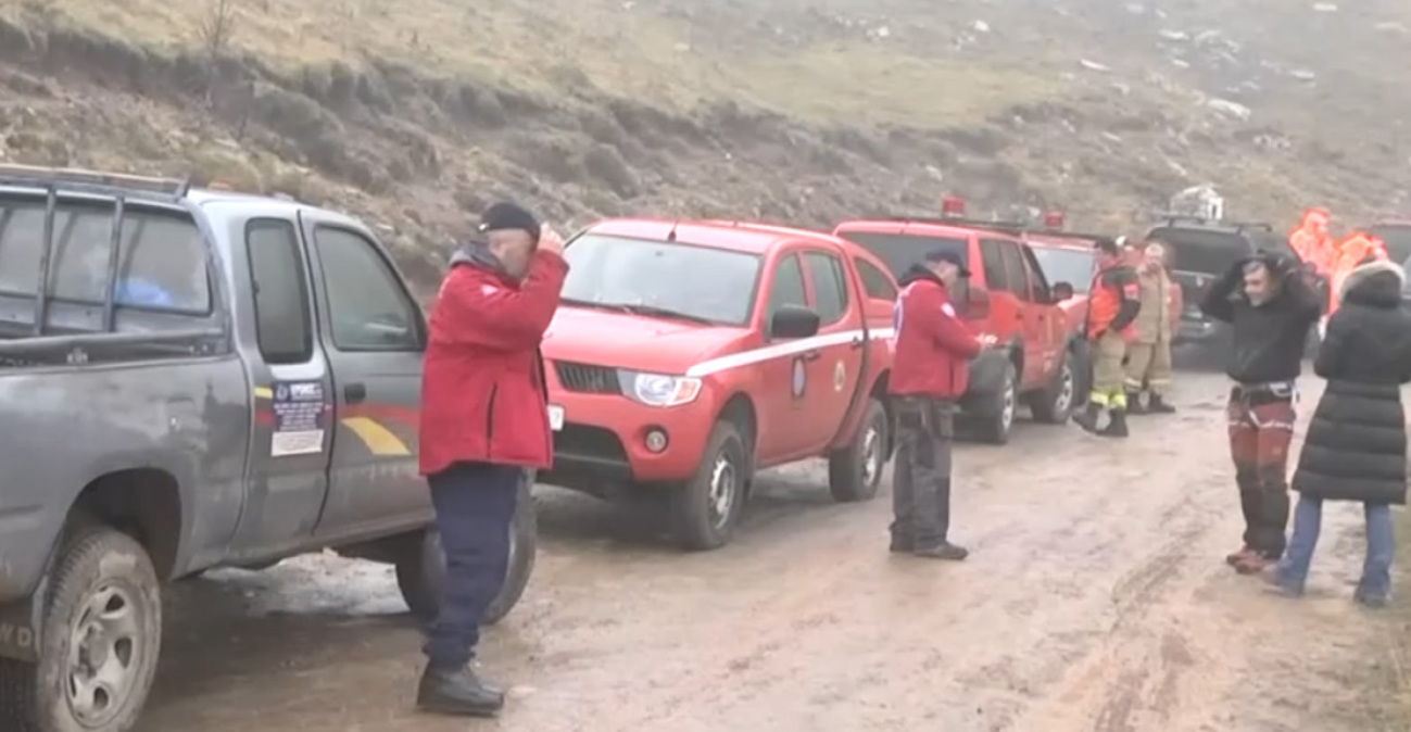 Σχεδόν αγκαλιασμένοι εντοπίστηκαν οι τέσσερις ορειβάτες που χτυπήθηκαν από χιονοστιβάδα στα Βαρδούσια
