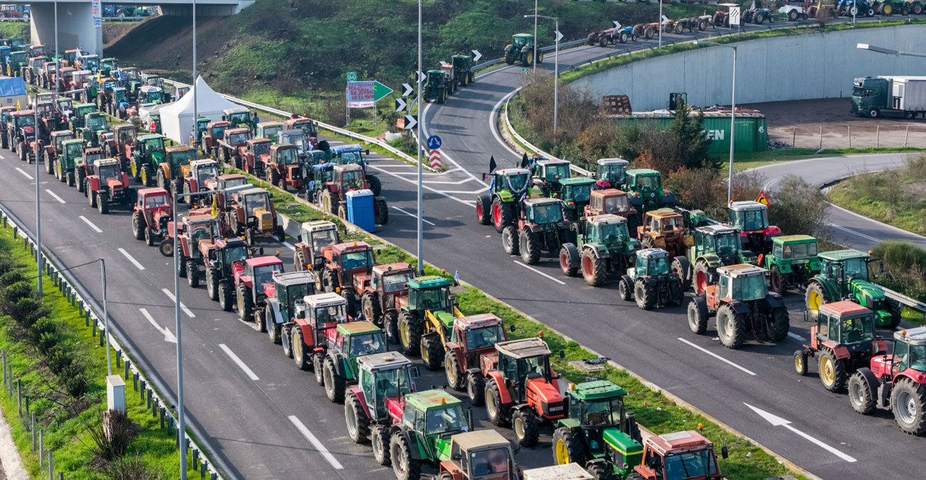 Πώς προέκυψε το πρώτο ρήγμα στα μπλόκα: Η σύσκεψη της Επανομής που ζητά διάλογο με την κυβέρνηση και οι αγρότες της Νίκαιας που αντιδρούν