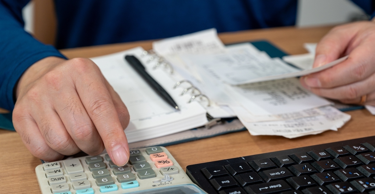 Έως 31 Δεκεμβρίου φόροι, ΕΝΦΙΑ και τέλη κυκλοφορίας: Οι αλλαγές στη φορολογική κλίμακα για το 2025 