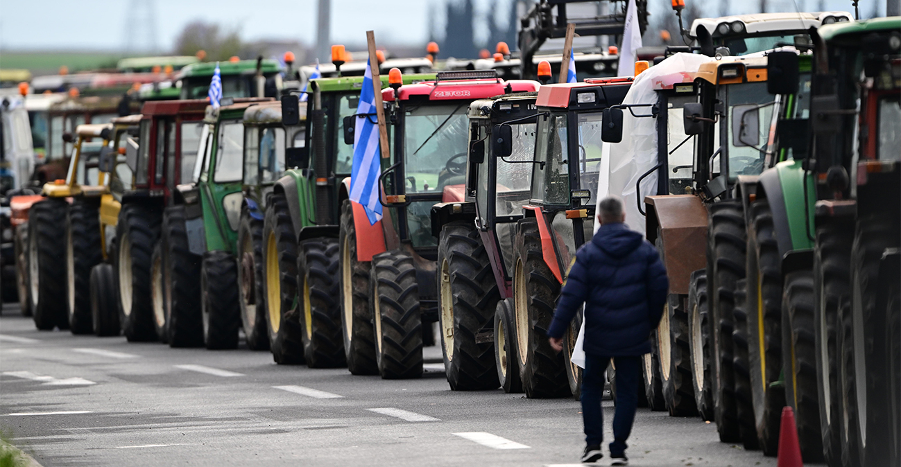 Οι αγρότες επιμένουν στα μπλόκα και κλείνουν το μεσημέρι παρακαμπτηρίους, «το μπαλάκι του διαλόγου είναι στα χέρια τους» λέει ο Τσιάρας