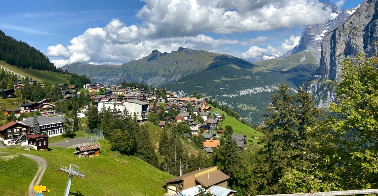 Το απομονωμένο χωριό των Άλπεων που συνδέθηκε με τον κόσμο μέσω του πιο απότομου τελεφερίκ στον πλανήτη